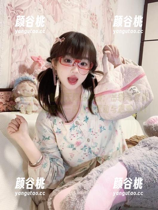 森萝财团 - 魅力无限的媛媛：吊带写真美图合辑，感受每一瞬间的灵动与魅惑.txt