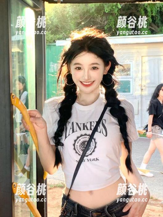 森萝财团 - 小奶糕Milky的空姐写真作品合集：感受天空的自由与优雅.txt
