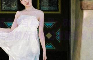 森萝财团全套写真系列：80D灰丝踩物带你走进前所未有的视觉盛宴.txt