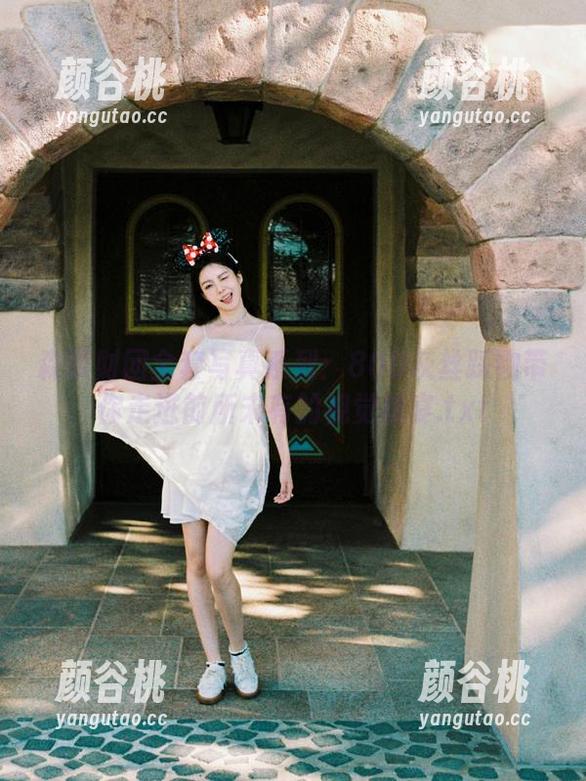 森萝财团全套写真系列：80D灰丝踩物带你走进前所未有的视觉盛宴.txt