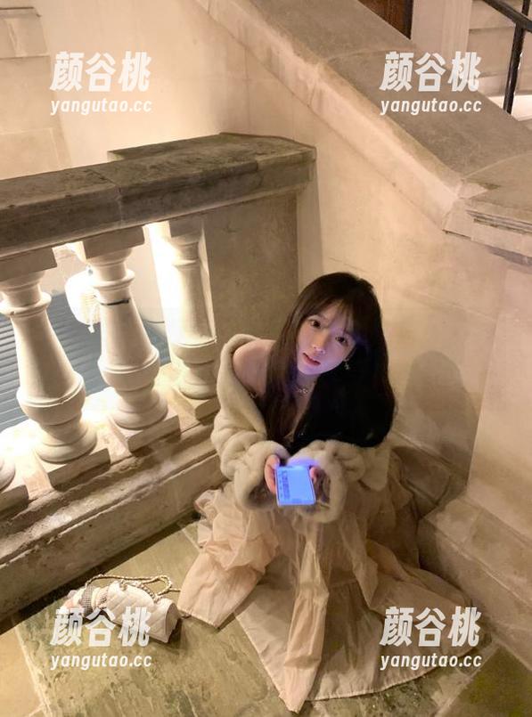 看这里！森萝财团最新黑丝学妹户外美图，瞬间点燃你的视觉享受！.txt
