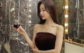 绝美照片合集：森萝财团呈现粉红少女白丝美足的迷人瞬间.txt