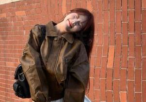 模范学院 – 私房写真大揭秘：慕羽茜在居家的温馨氛围中绽放光彩的图片.txt