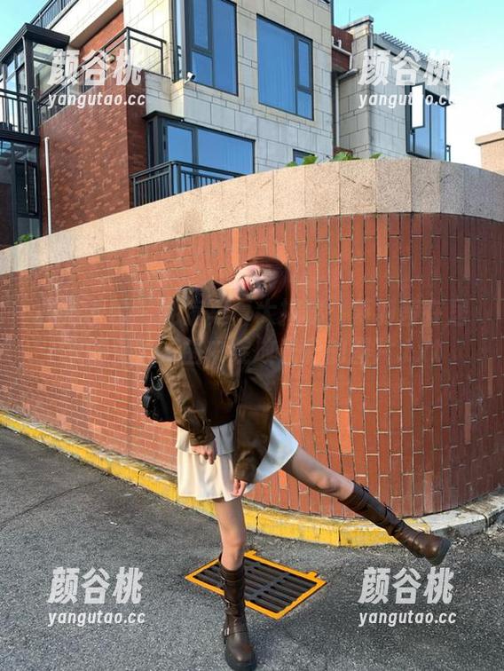 模范学院 - 私房写真大揭秘：慕羽茜在居家的温馨氛围中绽放光彩的图片.txt