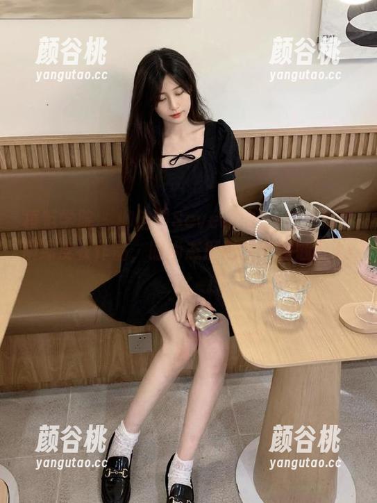 模范学院 - 柳侑绮Sevenbaby在高清中演绎皮衣作品，时尚态度彰显个性魅力.txt