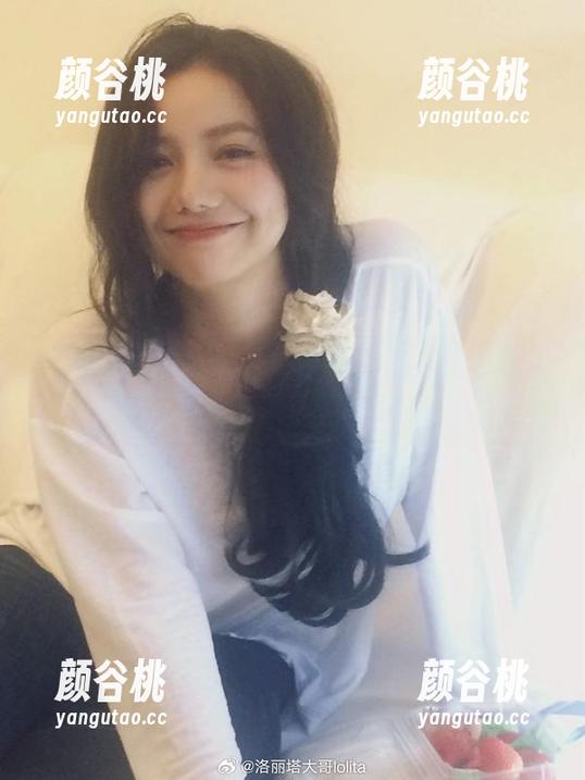 洛丽塔大哥的俏皮灰衬衫，无圣光写真带你感受可爱风潮.txt