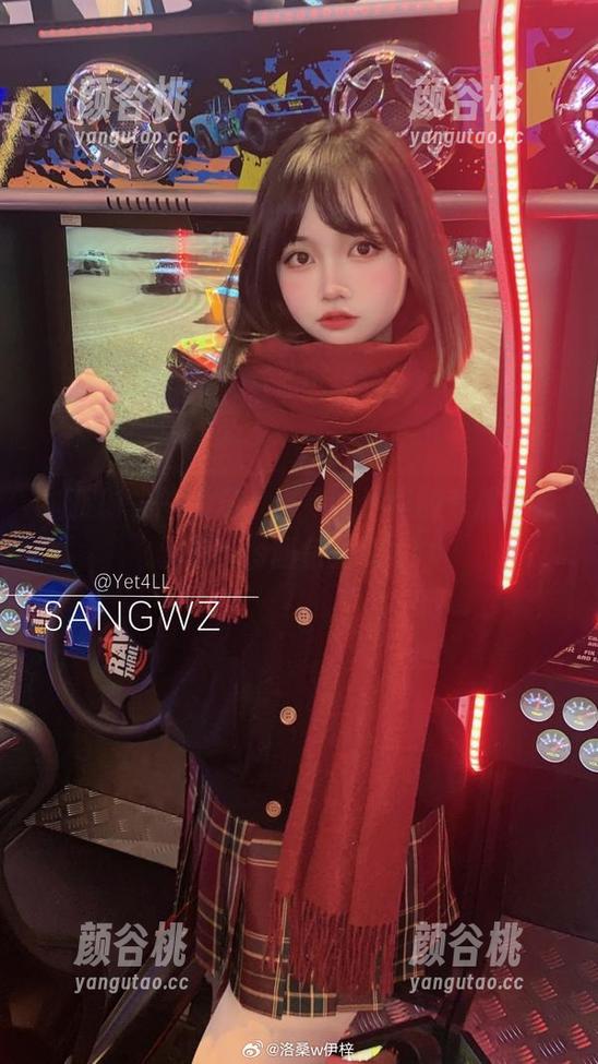 捕捉时光的瞬息，洛桑w伊梓的专属衬衫雪糕cos图包呈现.txt