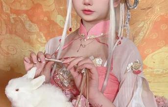 用幽默诠释生活：浅野菌子的最新作品集《七原罪伊丽莎白·里昂妮丝》，自嘲从未如此艺术化.txt