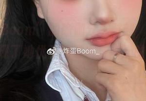 “炸蛋Boom”的瑜伽分享时刻，详尽的原图展现了她优雅的姿态与内心的平和！.txt