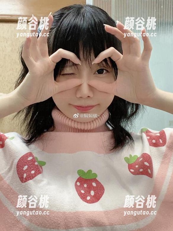 与焖焖碳共度日常时光，揭开她的cos幻想，尽在迷人图册中展现无遗。.txt