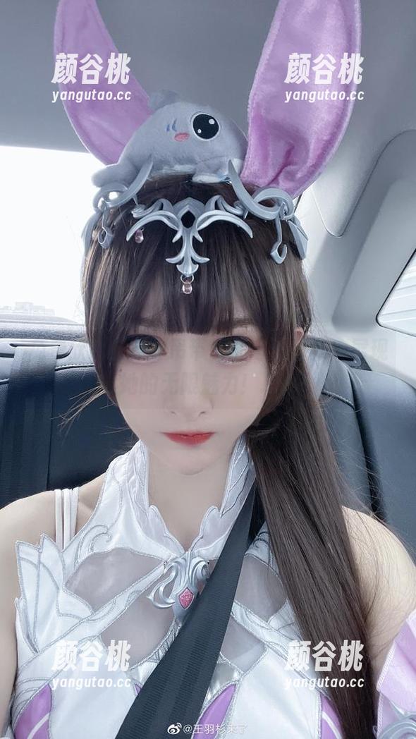免费欣赏王羽杉吊带背心写真合集，展现她的无限魅力！.txt