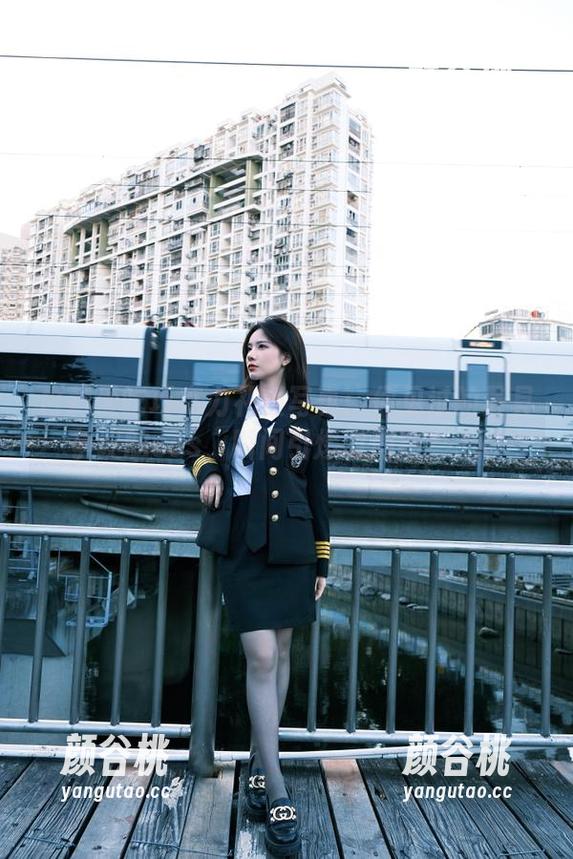 白莉爱吃巧克力礼服写真：你见过的最具争议的cos，瞬间引爆时尚圈？.txt