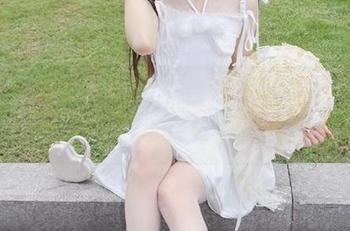 探索白露Bululu的灰丝系列，免费下载她的美图，尽享视觉盛宴！.txt