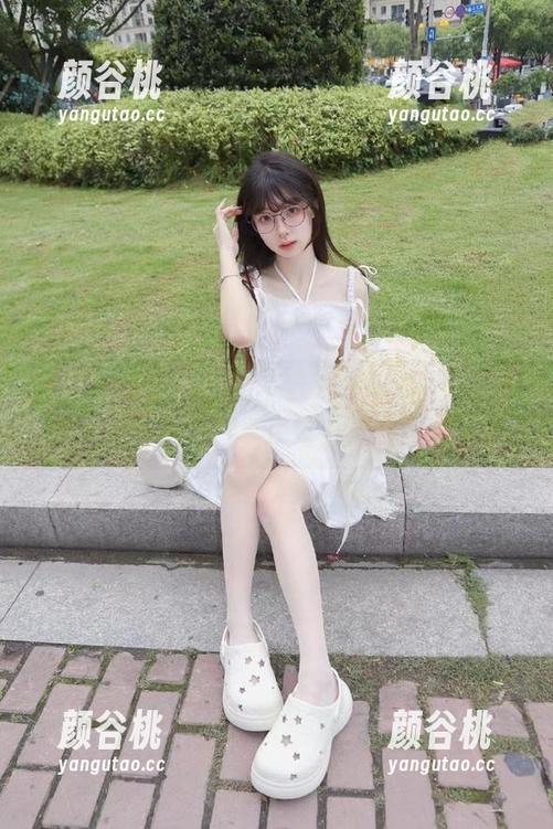 探索白露Bululu的灰丝系列，免费下载她的美图，尽享视觉盛宴！.txt