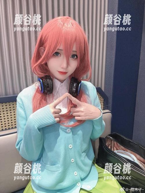 精彩福利图集：感受祖木子午后阳光洒下的黑丝学妹风情.txt