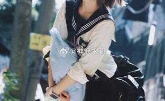 潮流解码：神沢永莉在ckt前开卫衣与黑丝牛仔裤中的百变风格合集.txt
