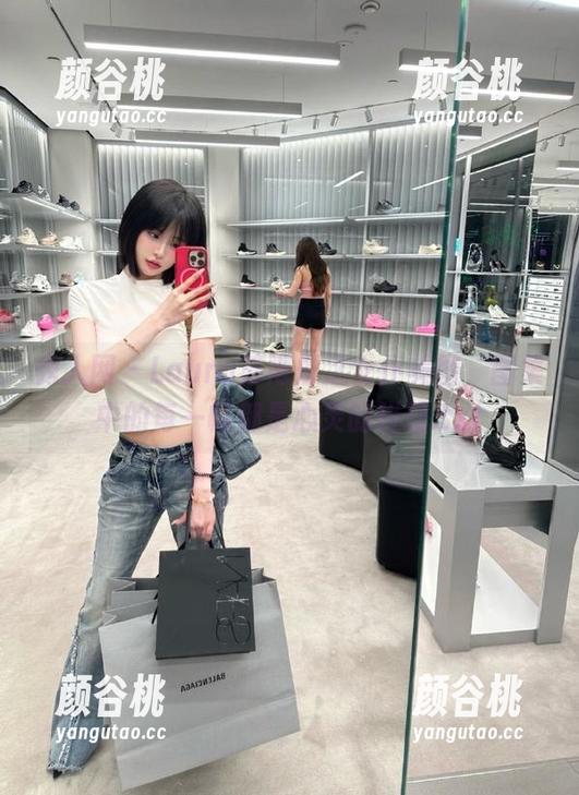 秀人网 - Laura苏雨彤之女仆美图，图集中的每一帧都是心灵的碰撞.txt