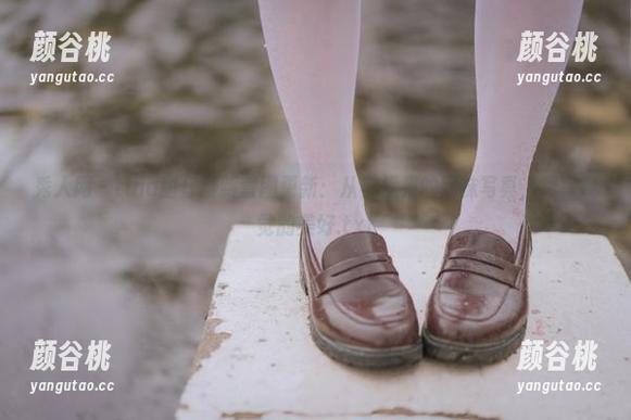 秀人网 - tina甜仔最新套图更新：从容优雅的网袜写真，尽享视觉的美好.txt