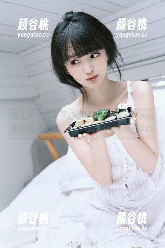 秀人网 - 红裙下的优雅时光：伊一Moon最新图片更新，尽显她的风采与灵动.txt