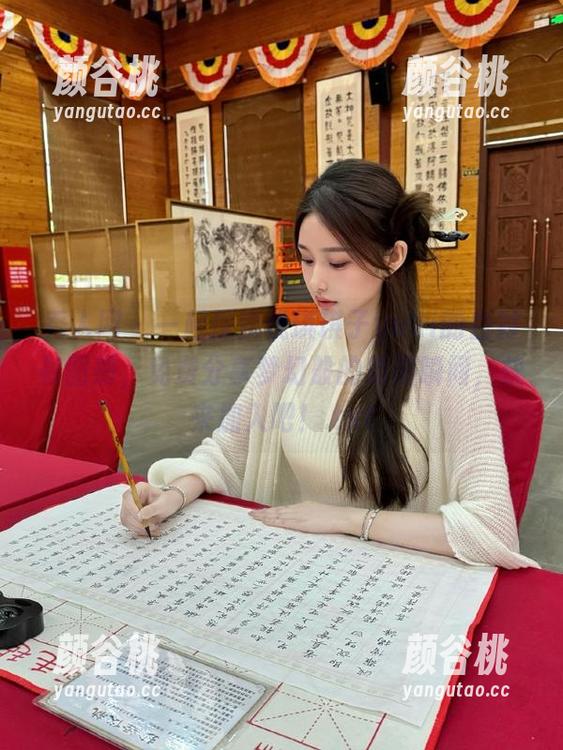 秀人网 - 一起探索优琪琪子yuki的白衬衫图册，免费分享梦幻般的俏丽瞬间，快来加入吧！.txt
