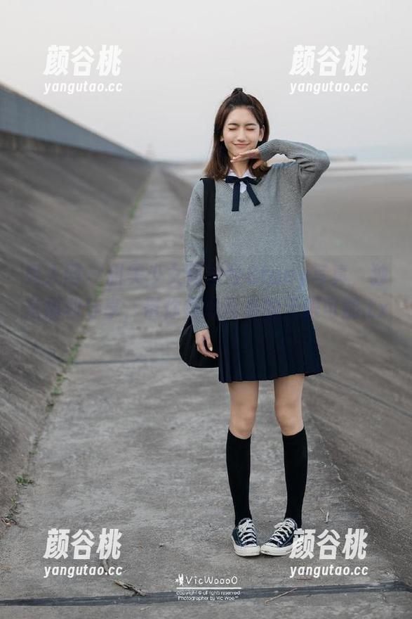 秀人网 - 甜美少女何梦兮Stacy写真，独家福利分享，带你领略青春的无限可能.txt