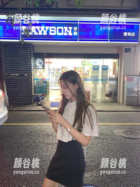 秀人网 - 独家发布：利世丝袜主题的精彩图片与风格原图.txt