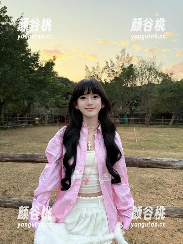 秀人网 - 团团子_una的眼镜写真，让每个角度都充满故事，资源丰富不容错过！.txt