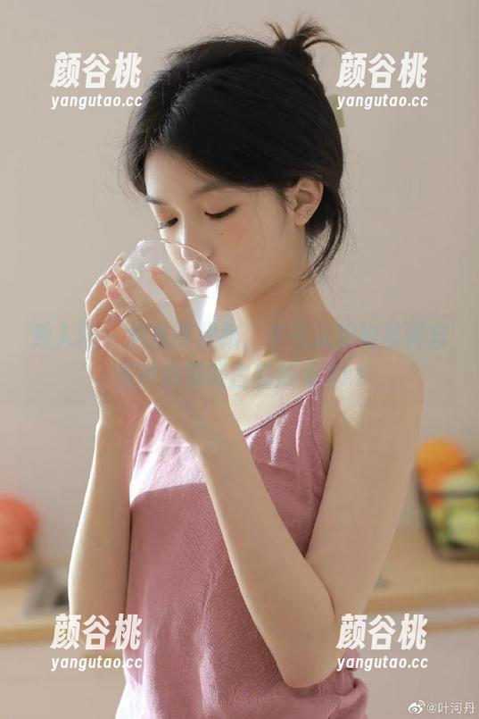 秀人网 - 细腻而优雅，李夫人旗袍写真套图带你领略古韵新姿.txt