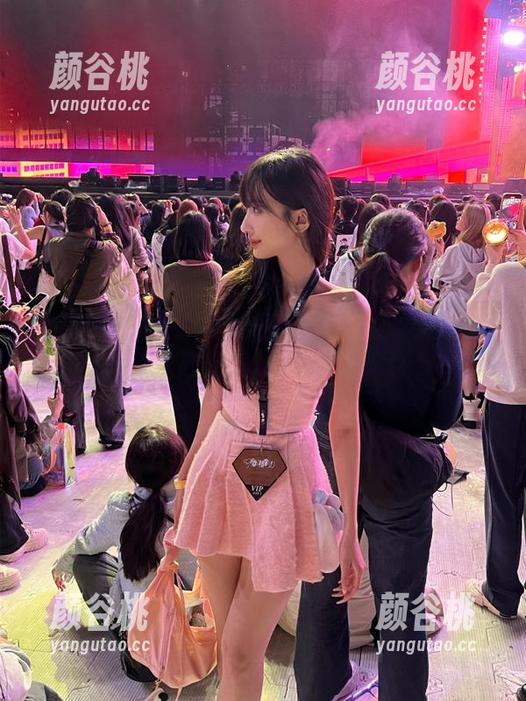秀人网 - 白笑笑的美足分享盛宴：精美图集，掀起无限潮流风尚！.txt
