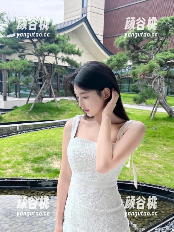 秀人网 - 网盘上架：绮里嘉ula比基尼写真，享受视觉盛宴的盛夏时刻.txt