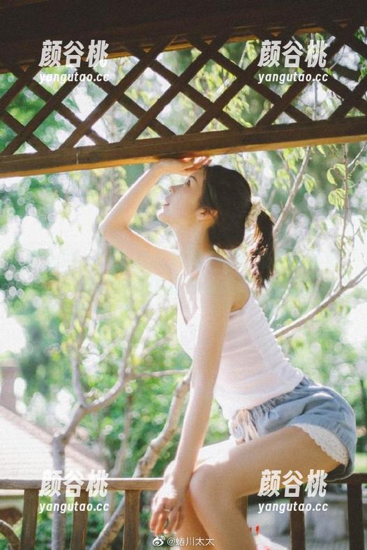 秀人网 - 一起欣赏肉晴MINI的眼镜写真：爱与时尚的完美结合图片.txt