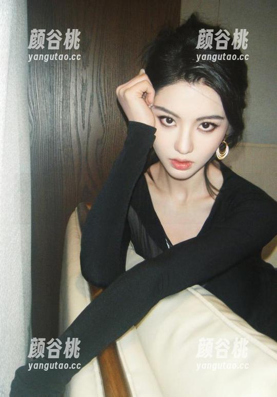 秀人网 - 迷人瞬间尽在眼前：葛征Model的独特JK高清写真作品集.txt
