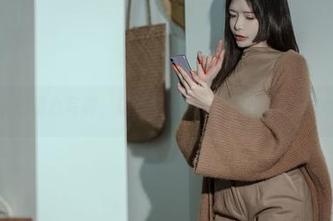 秋和柯基的甜心写真，让壁纸也能呈现生活的美好瞬间.txt