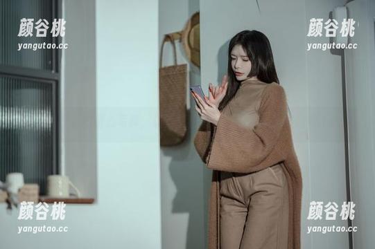 秋和柯基的甜心写真，让壁纸也能呈现生活的美好瞬间.txt