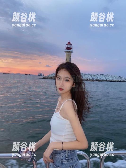 稚乖画册 - 发现赤西夜夜的秘密：竟泳高清图片展现了她在水中优雅的姿态.txt