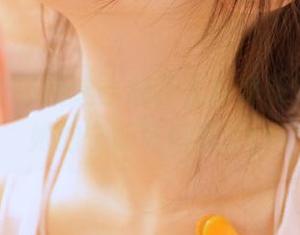 紧急企划 – 精选小婕睡衣写真美图，感受她的宁静与娇俏.txt
