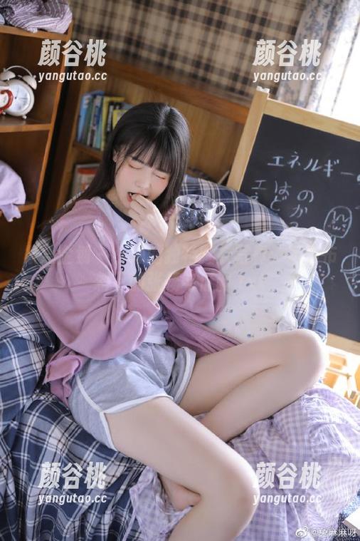 紧急企划 - 小恩的独特睡衣写真：轻柔布料下的张扬与低调.txt