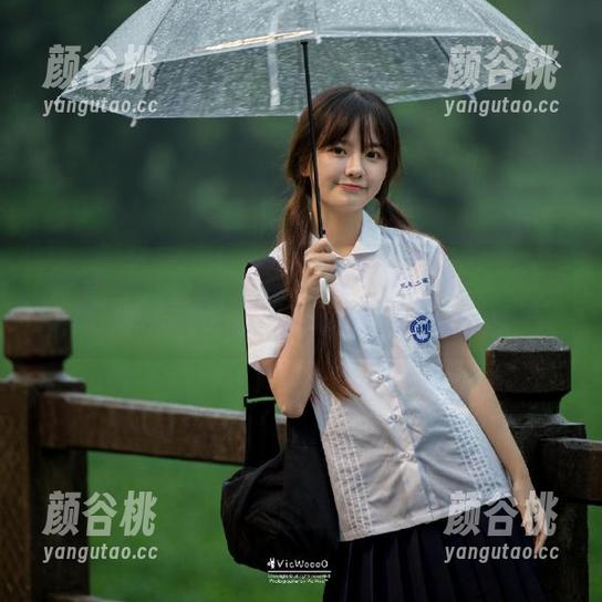紧急企划 - 龙崎聆音的连体衣摄影，沉浸在无圣光的柔和氛围与美丽图片.txt