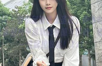 美媛馆 – 当美腿遭遇无圣光，伊小七MoMo写真图片中展现的性感与优雅，值得每一位腿控收藏！.txt