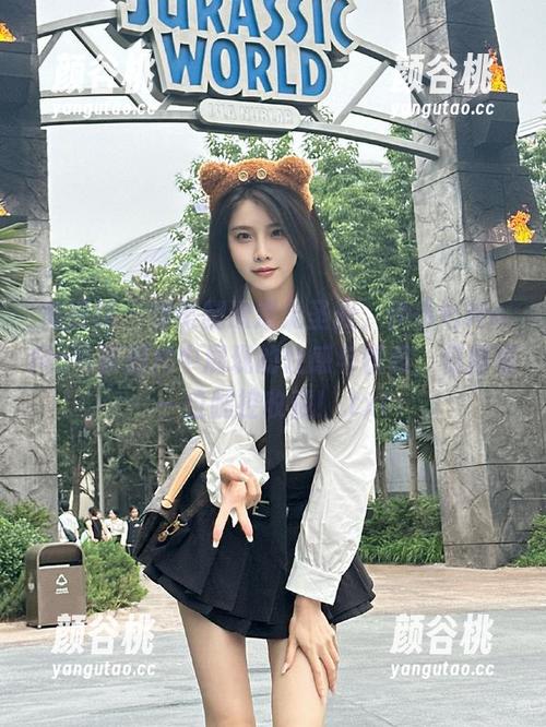 美媛馆 - 当美腿遭遇无圣光，伊小七MoMo写真图片中展现的性感与优雅，值得每一位腿控收藏！.txt