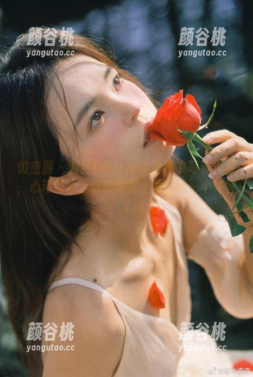微密圈 - 脸红Dearie女神独家写真作品，心动图集让你瞬间爱上她的每一个笑容！.txt