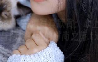 花漾show – 高清写真欣赏：心上可Flora与网袜交织的时尚之旅.txt