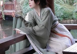 在白茶清欢的美图中，苏嫣嫣阿姨用照片诠释了什么是真正的优雅！.txt