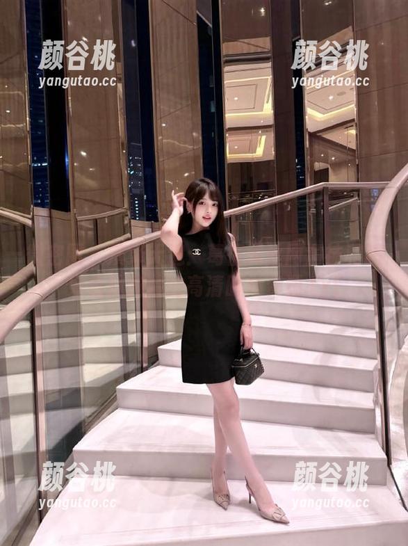 微密圈 - 演绎无遗：葛征黑丝网洞袜和超好看抹胸装的高清时尚资源.txt