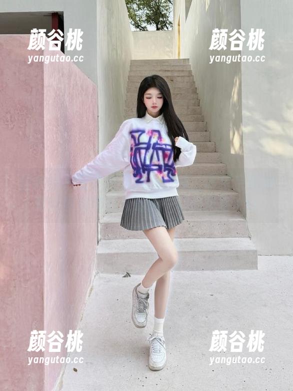 蜜桃社 - 复古与现代的碰撞：李宝宝姐姐写真图包带你领略不一样的风格.txt