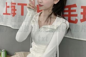 袜啵啵 – 甜甜圈私房写真快闪：OL制服（花絮版）里的独特视觉盛宴以及图片分享.txt