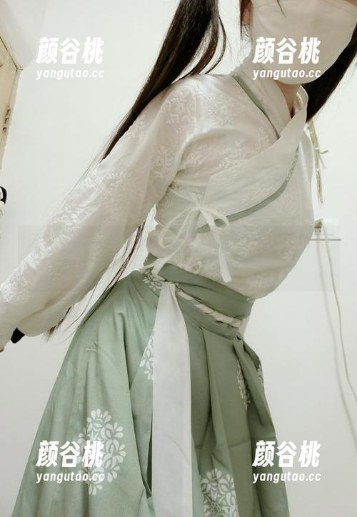 沉浸在西尔酱的汉服腰中：精选cos作品传递优雅气息.txt