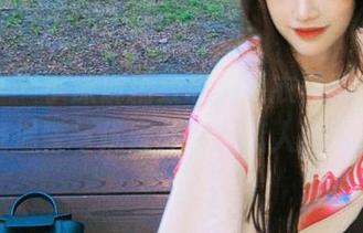 语画界 – 小沫琳精致私房毛衣写真，带你感受温馨与优雅并存的迷人图片.txt