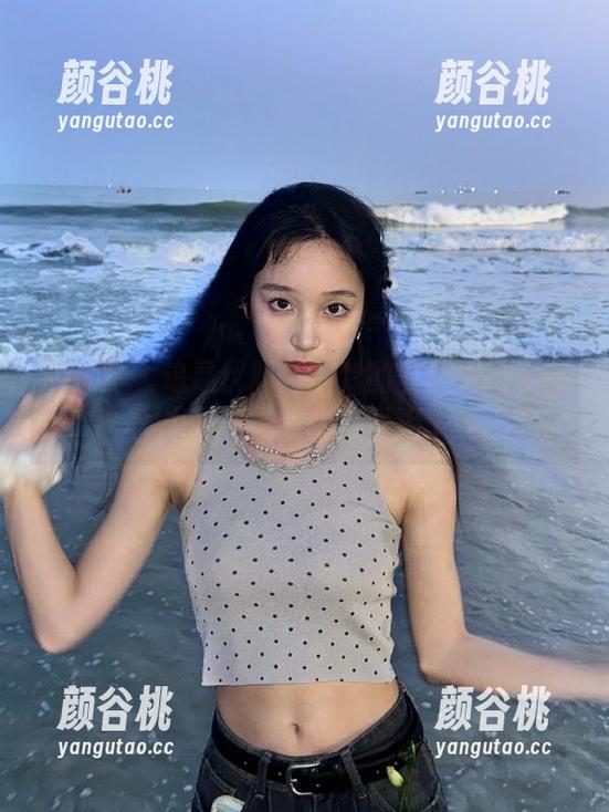 语画界 - 追寻优雅！梦梵的礼服作品原图大揭秘，看完让你爱上.txt