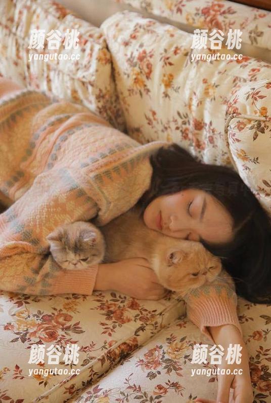 语画界 - 捕捉优雅：玥儿玥er毛衣写真中的美图与动人瞬间.txt